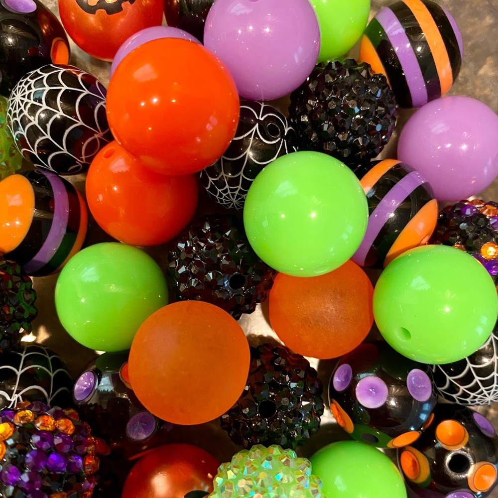 20mm beads. 200 beads total. Halloween mix. Pumpkin spiderweb ect.